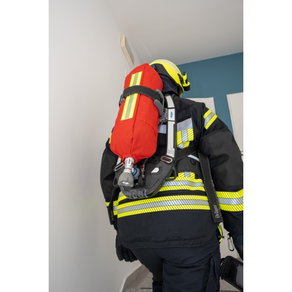 Prevleka tlačne posode FireCat nameščena na dihalni aparat